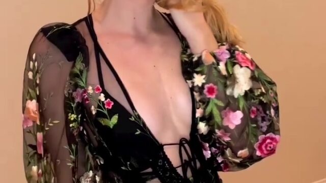 Willow Shields hunger games nude shows off her big breasts!!!