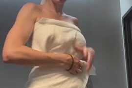 Whitney Cummings exposed her pussy on live stream!!!
