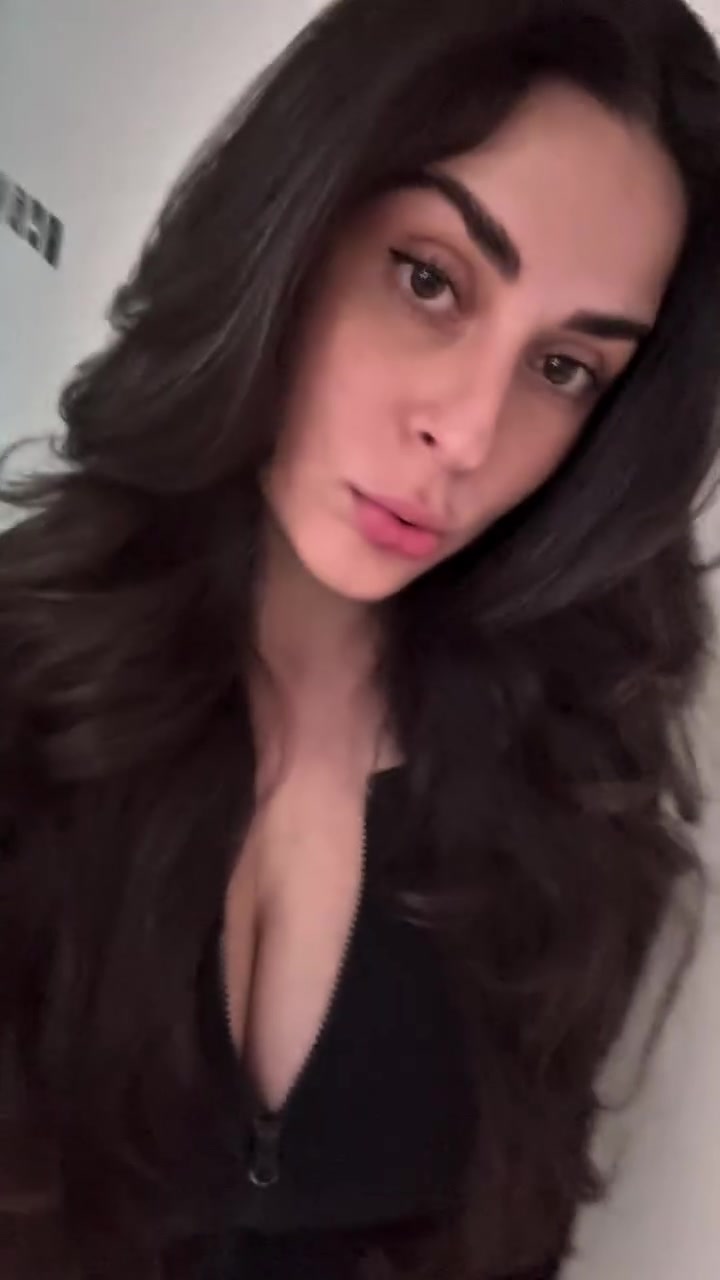 PrincessFromBabylon Onlyfans showing off her big breasts!!!